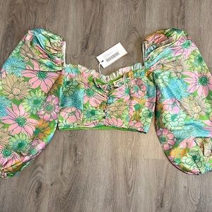 Absolutely gorgeous top 🍀. Size S